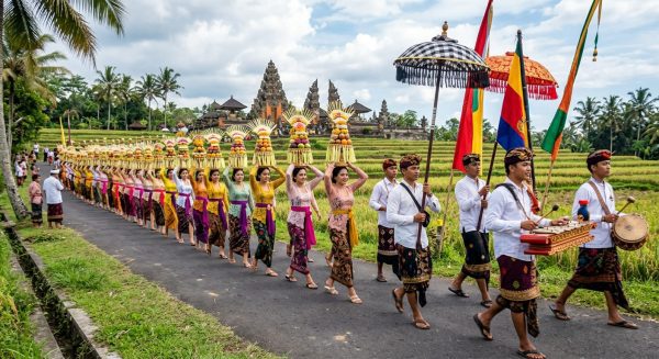 Mengapa Orang Bali Berjalan Bersama? Rahasia di Balik Tradisi Mepeed