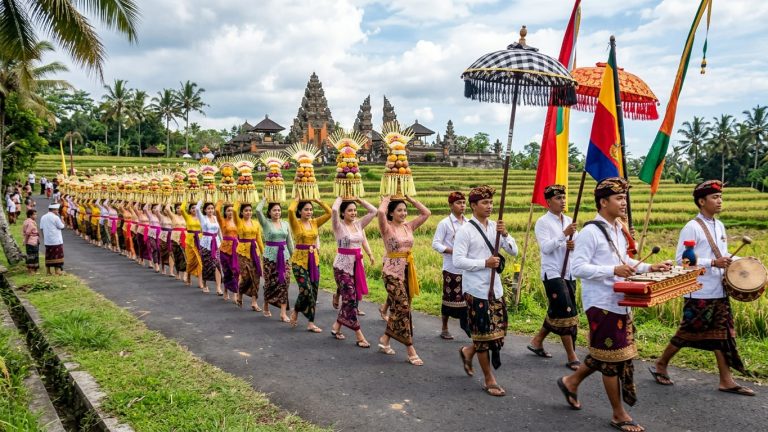 Mengapa Orang Bali Berjalan Bersama? Rahasia di Balik Tradisi Mepeed