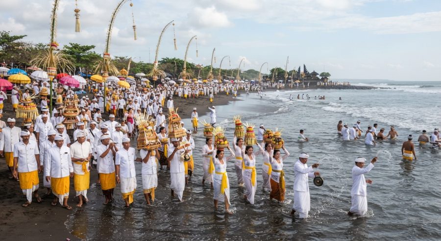 Umat Hindu mengenakan pakaian adat putih melakukan prosesi Melasti di pantai menjelang Hari Raya Nyepi