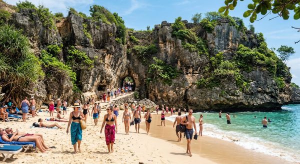 Gara-Gara Tebing Karang Ini, Padang-Padang Beach Jadi Incaran Turis!