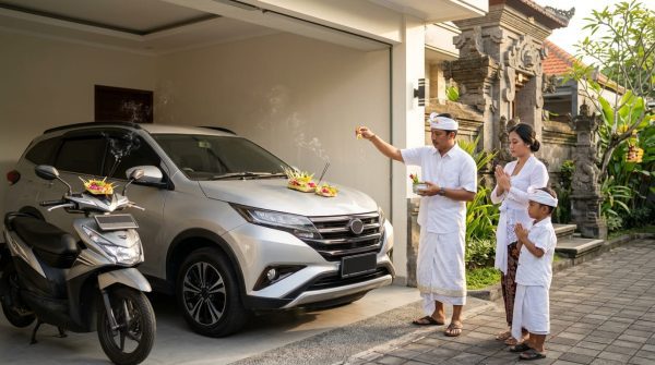 Kenapa Ada Sesajen di Atas Mobil dan Motor? Etika & Makna Canang Sari di Bali