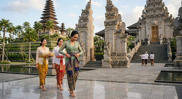 DI BALI, KEBAYA AJA NGGAK CUKUP: Kenapa Perempuan Harus Pakai Senteng ke Pura?