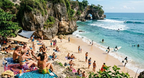 Mengintip Pesona Pantai Padang Padang, Destinasi Favorit Wisatawan Mancanegara di Bali