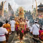 Masyarakat Bali sedang melaksanakan upacara keagamaan di pura