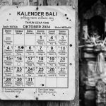 Kalender Bali hitam putih tradisional dengan aksara Bali dan detail wuku