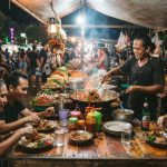 Wisatawan menikmati kuliner malam pedas yang ramai di Bali