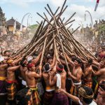 Tradisi Mekotek Mengwi ritual tolak bala dengan batang kayu berduri di Bali