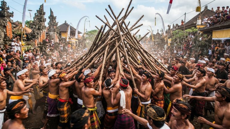 Mekotek di Mengwi: Tradisi Tolak Bala dengan Batang Kayu Berduri
