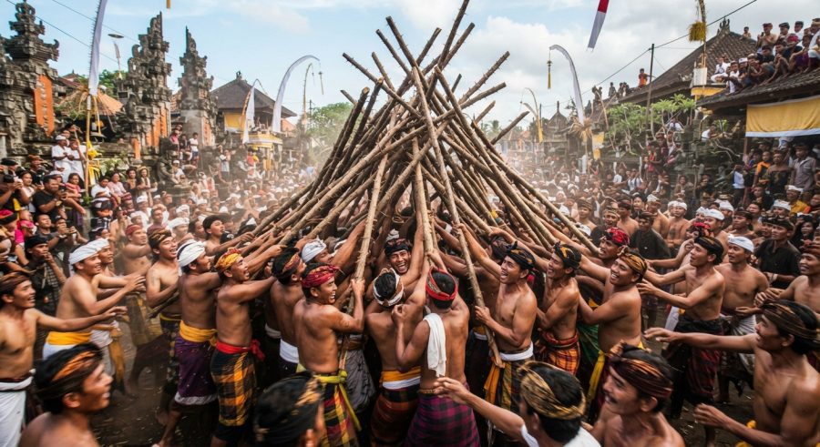 Tradisi Mekotek Mengwi ritual tolak bala dengan batang kayu berduri di Bali