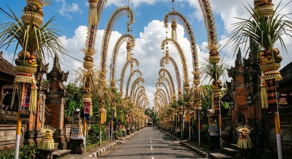 Mengapa Penjor Dipasang Menjulang Tinggi di Depan Rumah Orang Bali? Ini Makna Filosofisnya