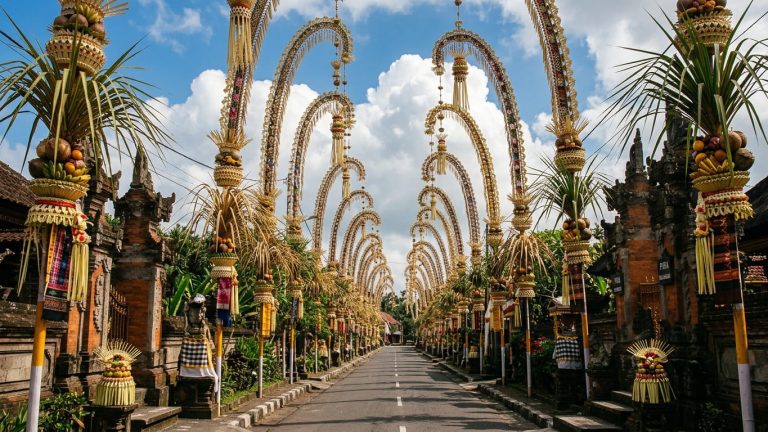 Mengapa Penjor Dipasang Menjulang Tinggi di Depan Rumah Orang Bali? Ini Makna Filosofisnya