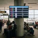 Sistem display bandara lokal FIDSSA yang menampilkan informasi penerbangan di ruang tunggu bandara