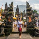 menampilkan suasana di sebuah kompleks pura bersejarah di Bali yang megah dan ramai