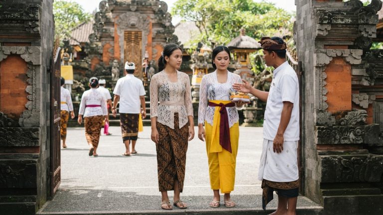 Kenapa Kebaya Saja Belum Cukup? Mengenal Aturan Busana ke Pura di Bali