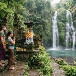 Wisata spiritual dan alam menampilkan pura Bali dengan latar belakang air terjun di Bali Utara.