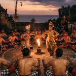 Pesona Tari Kecak Bali dengan kolaborasi tak terduga di latar belakang matahari terbenam