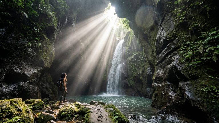 Menembus Gua Rahasia: Pesona Air Terjun Tukad Cepung, Tirai Cahaya Surga di Bangli