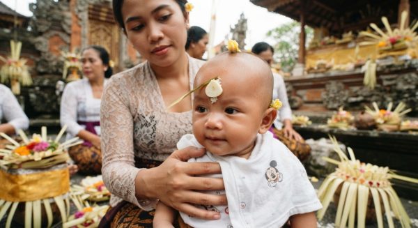 Tradisi Unik Bali: Makna di Balik Tempelan Bawang Putih di Kening Bayi