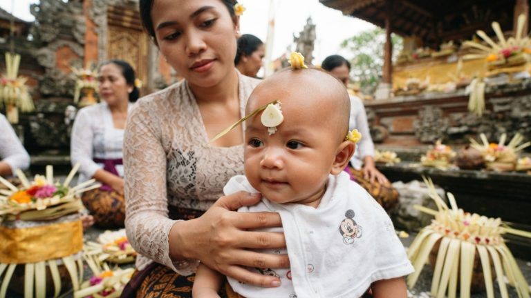 Tradisi Unik Bali: Makna di Balik Tempelan Bawang Putih di Kening Bayi